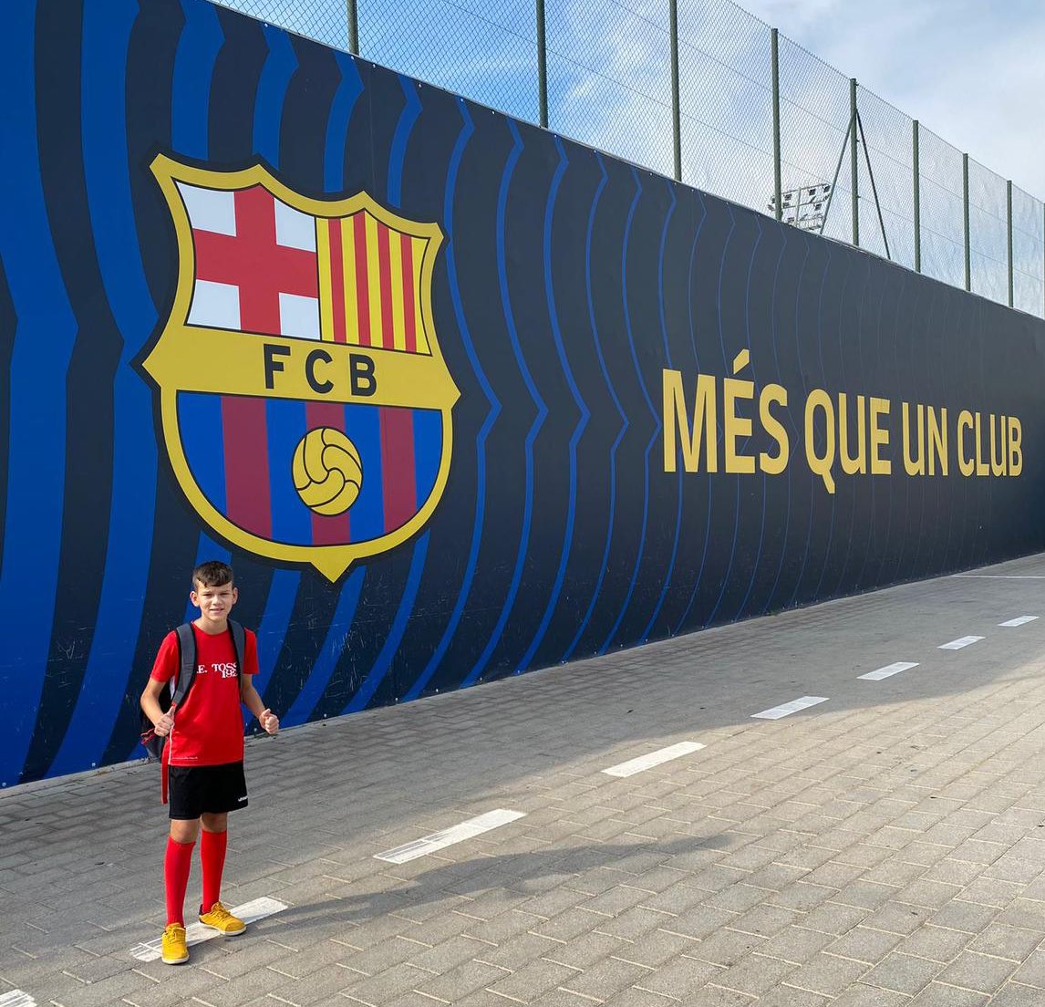 UETOSSA1922's tweet photo. 🤝⚽️ Avui volem felicitar el nostre jugador de l'aleví, Emmanuel Martínez. Aquesta setmana ha completat dos entrenaments amb el Futbol Club Barcelona.

Enhorabona, Emmanuel! https://t.co/WXoYpQTfGS