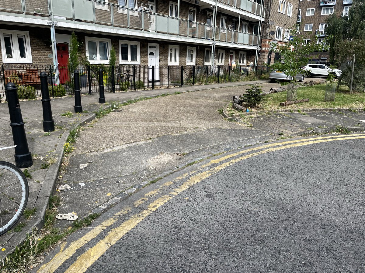 AccessibleStLdn's tweet photo. @TowerHamletsNow @CllrSirajIslam @RebakaSultana22 The lack of a dropped kerb here means that wheelchair users are unable to cross the entrance way on route to/from the park

Reported to @TowerHamletsNow

CC: @CllrSirajIslam @RebakaSultana22

📍Smart Street

#AccessibleStreets 🧑‍🦽🧑‍🦼🧑‍🦯 https://t.co/TjTD1hzisN