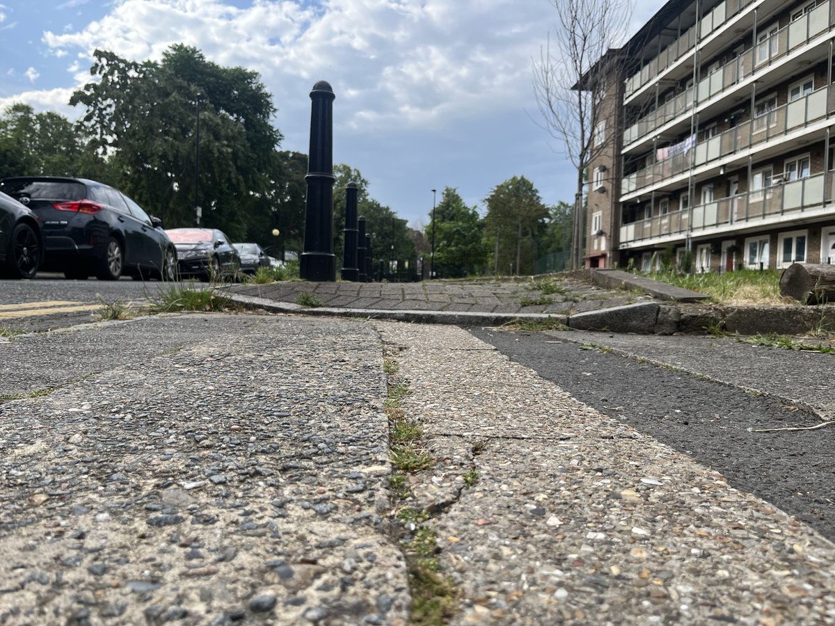AccessibleStLdn's tweet photo. @TowerHamletsNow @CllrSirajIslam @RebakaSultana22 The lack of a suitable dropped kerb here results in the pavement being difficult or even inaccessible for wheelchair users

Reported to @TowerHamletsNow

CC: @CllrSirajIslam @RebakaSultana22

📍Smart Street

#AccessibleStreets 🧑‍🦽🧑‍🦼🧑‍🦯 https://t.co/OKCTqzjHe2