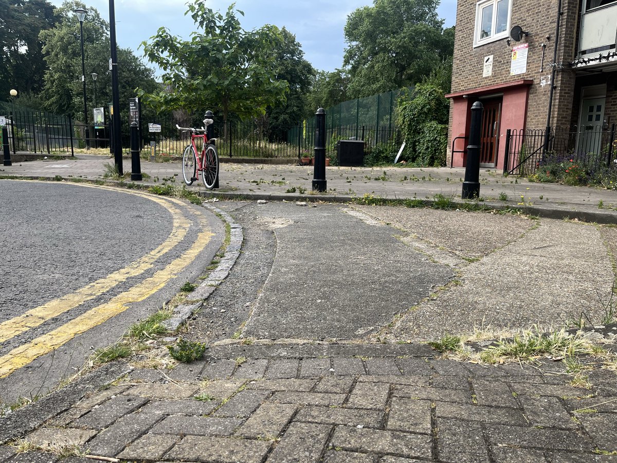 AccessibleStLdn's tweet photo. @TowerHamletsNow @CllrSirajIslam @RebakaSultana22 The lack of a dropped kerb here means that wheelchair users are unable to cross the entrance way on route to/from the park

Reported to @TowerHamletsNow

CC: @CllrSirajIslam @RebakaSultana22

📍Smart Street

#AccessibleStreets 🧑‍🦽🧑‍🦼🧑‍🦯 https://t.co/TjTD1hzisN