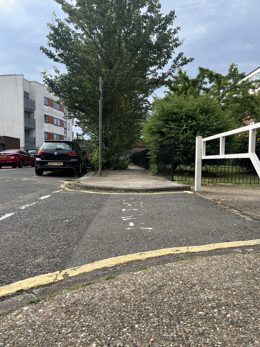 AccessibleStLdn's tweet photo. @TowerHamletsNow @CllrSirajIslam @RebakaSultana22 The lack of dropped kerbs here means that wheelchair users are unable to cross this entrance way

Reported to @TowerHamletsNow   

CC: @CllrSirajIslam @RebakaSultana22

📍Warley Street 

#AccessibleStreets 🧑‍🦽🧑‍🦼🧑‍🦯 https://t.co/QkrcH7Pc0e