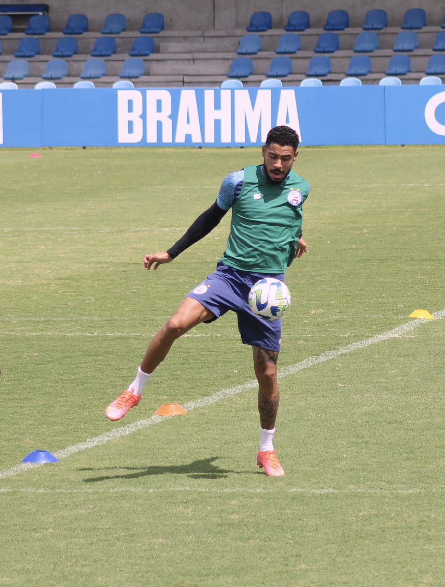 ecbahia's tweet photo. 📸 Trava na pose! Galeria de fotos do treino passando em sua timeline 📲. 8️⃣8️⃣ fotos disponíveis em https://t.co/EkcpCbAS4K. #BBMP #HoraDaVirada https://t.co/cvxkBcCCYs