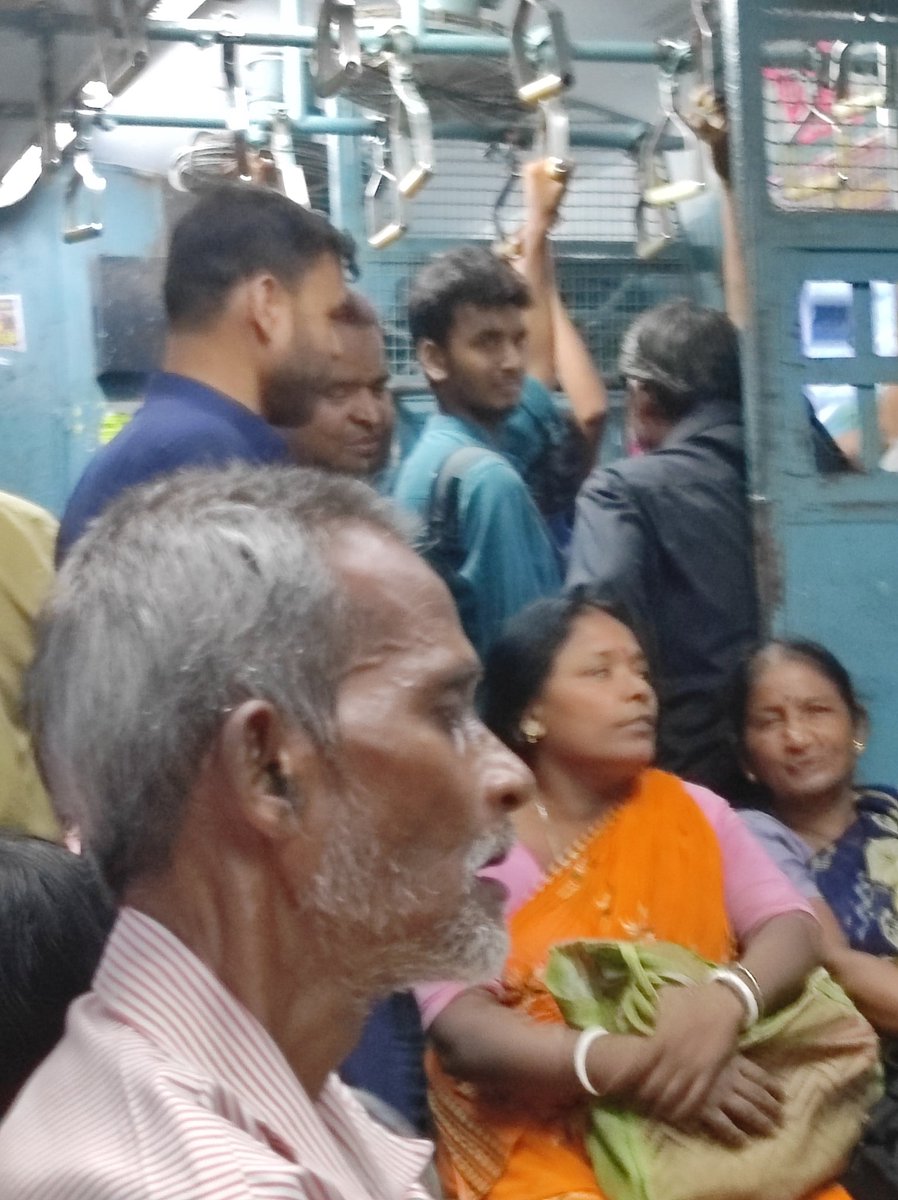 Sahelichem's tweet photo. The ladies' compartments of Sealdah Baruipur Ladies special train (34602)  become badly occupied by male passengers regularly and they cause trouble during busy school and office hours.
@drmsdah @EasternRailway @ErRpf @rpfersdah @RailwaySeva @AshwiniVaishnaw https://t.co/zsUKgfX7mi