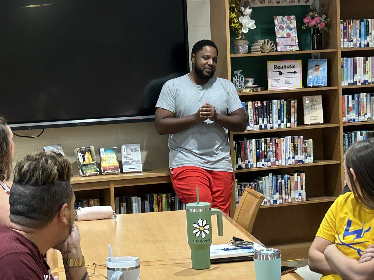 CCoxKY's tweet photo. Thank you to @WoodsonCoach for sharing with our staff his thoughts on the importance of building relationships and understanding our kids! Appreciate you, Coach! #WCPride #CommandersRise https://t.co/RuyS75x2LX