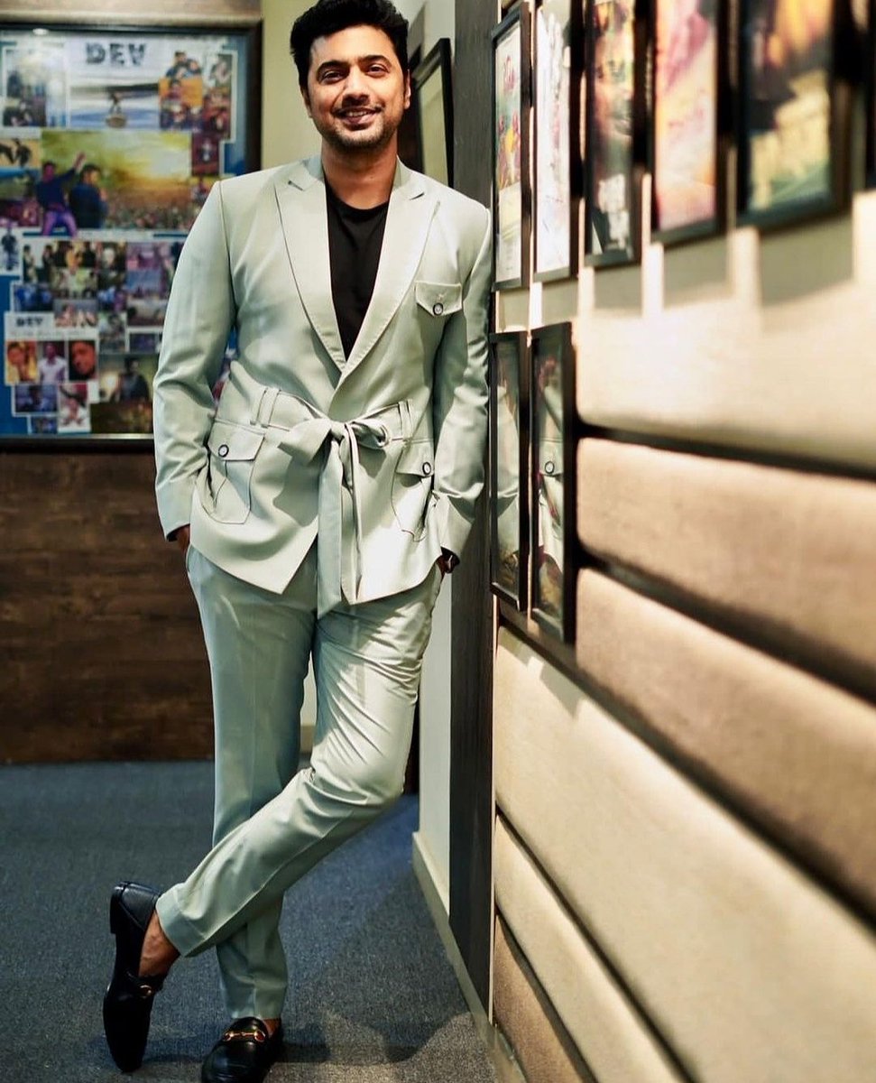 AbhishekRaksh19's tweet image. Emni

E :- Excellent
M :- Man 
N :- Nice
I :- Intelligent

Caption From :- #AbhishekRakshit 

#LoveUDevDa #DevEAmarDuniya ❤

@idevadhikari