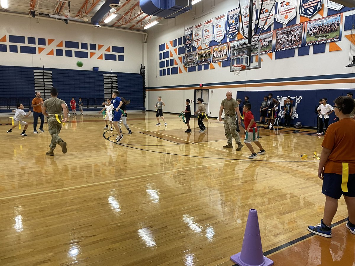 SThomas_SRMS's tweet image. Students @Hernando_MS having a great time in PE with the help of our local unit @DVilla_HMS #chasing100