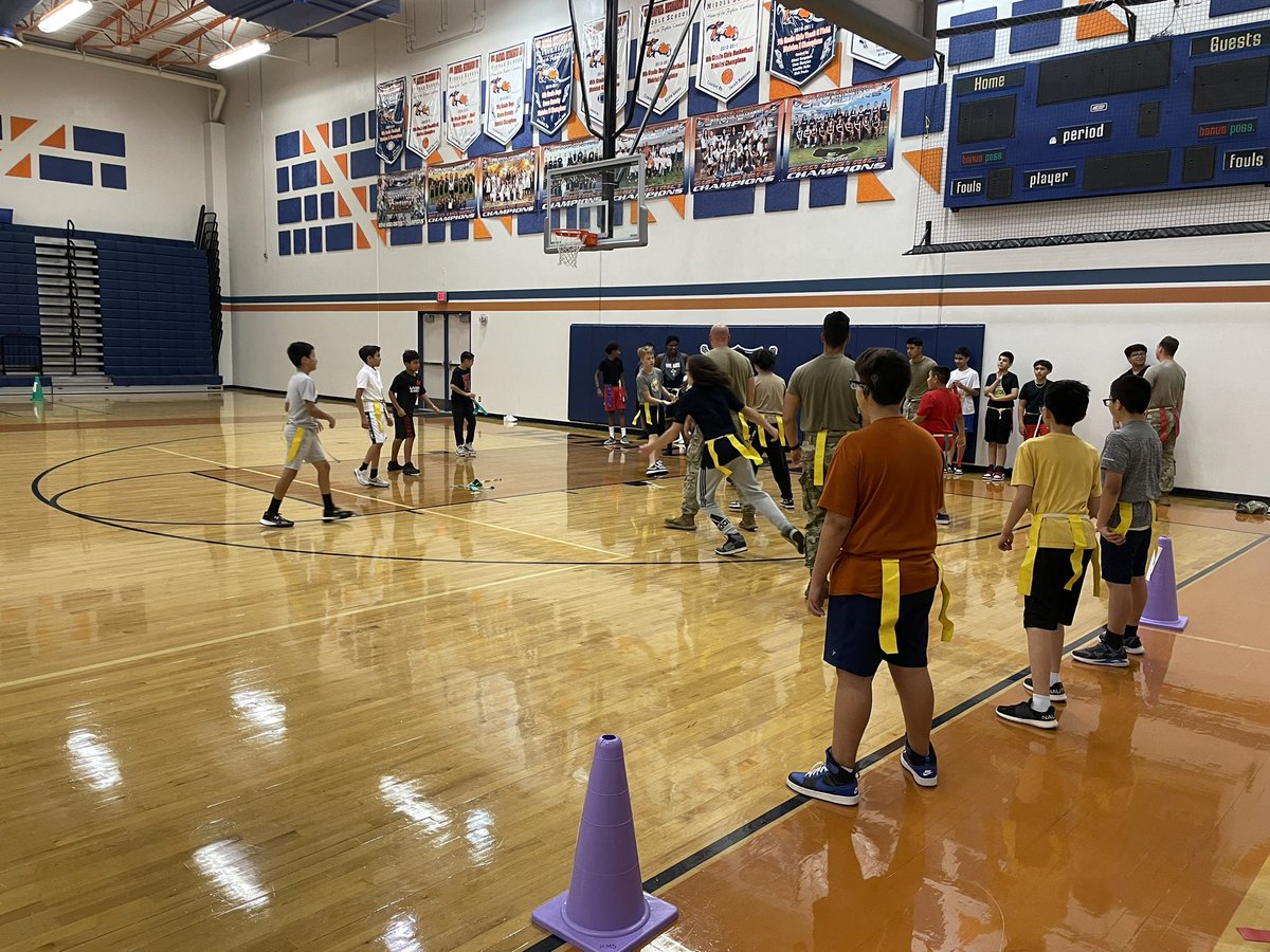 SThomas_SRMS's tweet image. Students @Hernando_MS having a great time in PE with the help of our local unit @DVilla_HMS #chasing100
