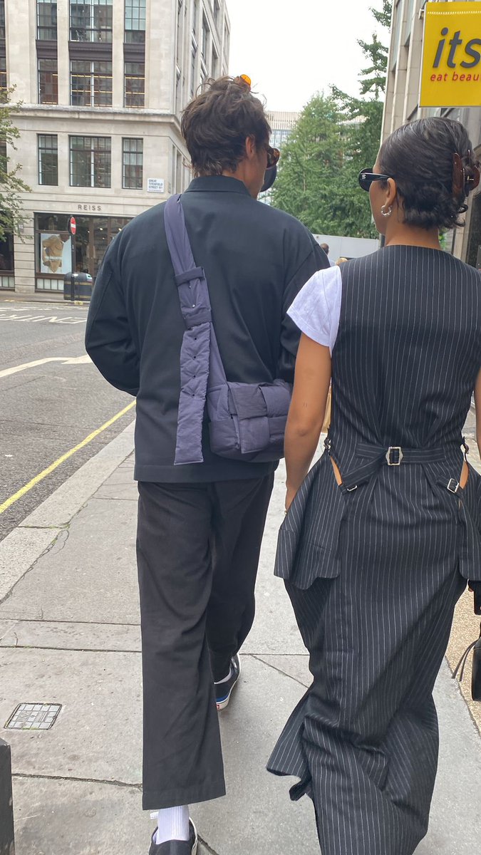 SpainStyless's tweet image. 📸|| ¡Harry y Taylor Russell vistos hoy en Londres! 🇬🇧