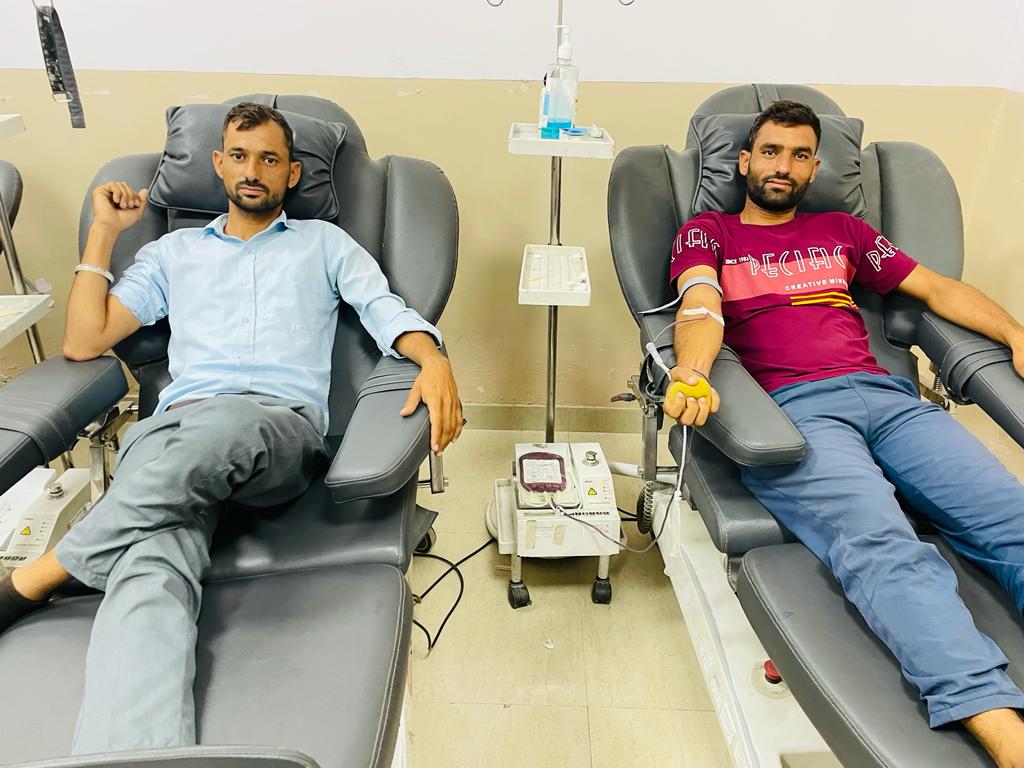 IARamRatan's tweet photo. जयपुरिया अस्पताल में मेरे छोटे भाइयों के साथ आज दिनांक 24/08/2023 को मुझे #8वीं बार #रक्तदान करने का सौभाग्य मिला।

मौका दीजिये अपने खून को, किसी की रगों में बहने का,
ये लाजवाब तरीका है, कई जिस्मों में ज़िंदा रहने का…!!#BloodDonation  #रक्तदान_महादान https://t.co/t2zIcpl2mr