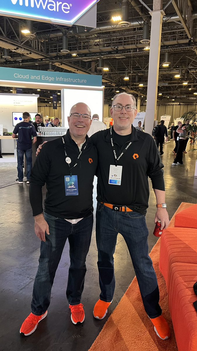 Jon_2vcps's tweet image. #twinning at the @PureStorage booth. Last day! #wmwareexplore