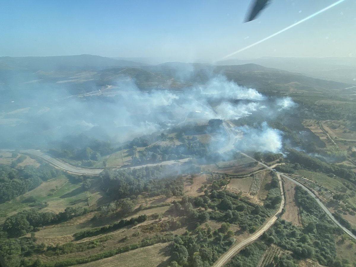 Sobrevoando lume de Fumaces, Riós.