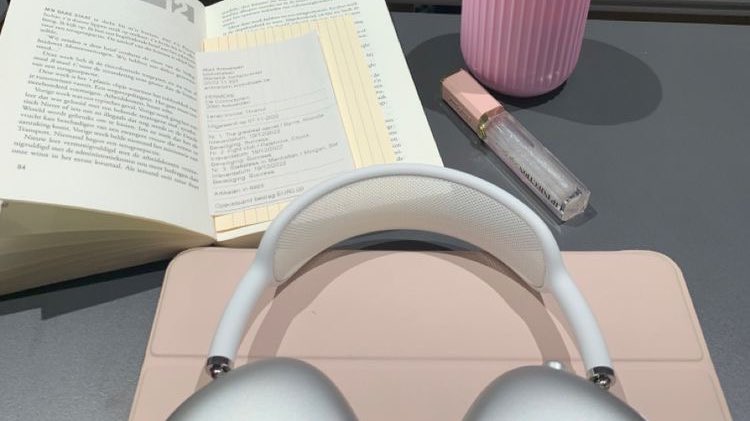 lovelyytweetz's tweet photo. day in the life 🎧💕 https://t.co/UPn78pqxBN