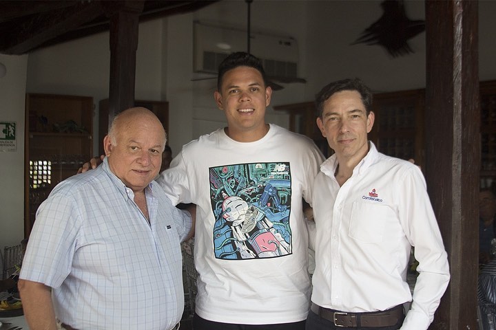 restpastelillo's tweet photo. Hoy les deseamos un #FelizJueves con este recuerdo especial de la visita a nuestro restaurante de 2 grandes ligas del #Beisbol  mundial ¡Orgullo Cartagenero!💫 @Urshela10 @urshela10 @TyronGuerrero7 

#Cartagena #BaseBall #sports #restaurant https://t.co/AuB2Mqoc93
