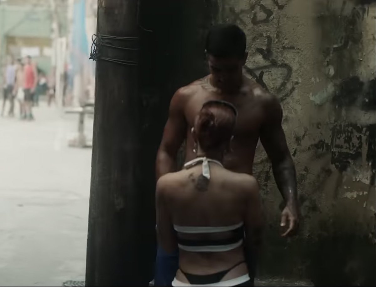 g_trama's tweet photo. A Favela Love Story mostra que em uma mamada no beco, você  pode encontrar o amor da sua vida. 

VOU USAR ISSO COMO EXEMPLO DE VIDA. @Anitta fez tudo! #FavelaLoveStory #IUsedToBe #FunkRave https://t.co/m2wrFJKVyT