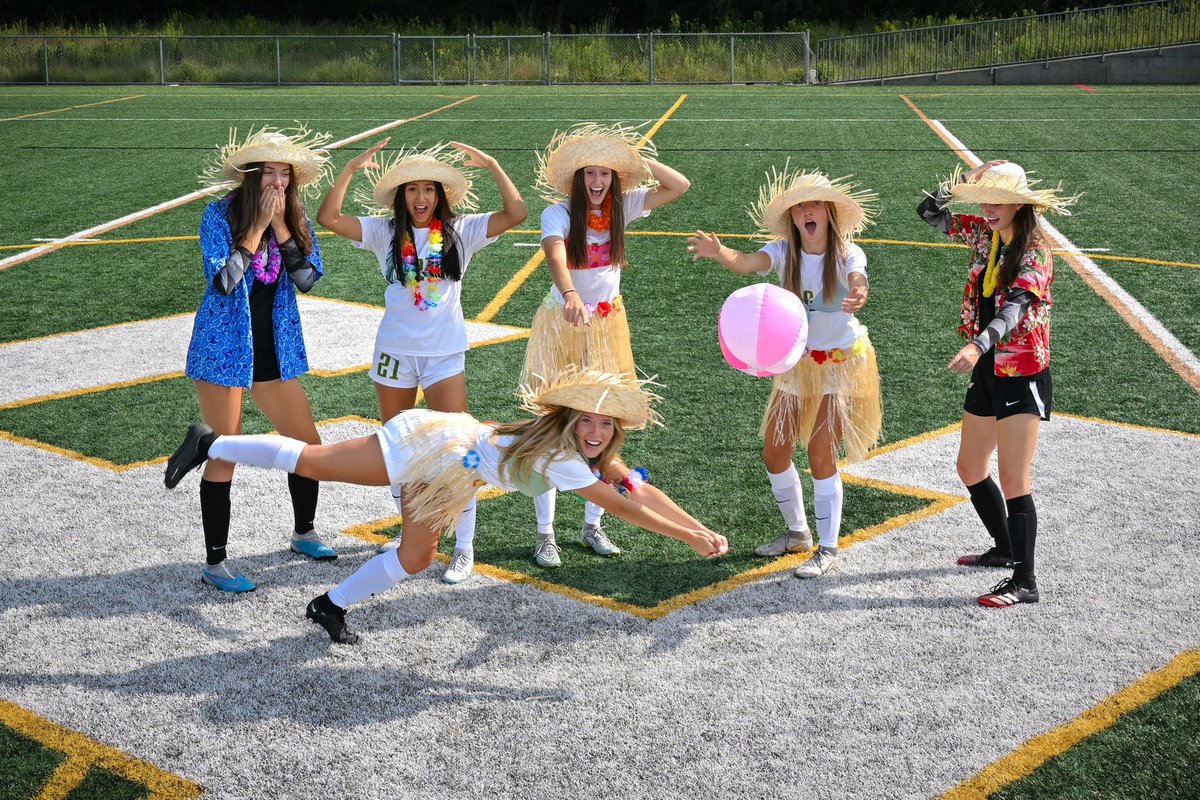 Be careful to not get confused whether or not this is a beach volleyball team a soccer team or maybe just attending a luau, who knows? 

🐝 vs ⛈️
⏰ 5pm
📍Chan HS
🎫 gofan.co/event/1081975?…
📺 youtube.com/@stormathletic…
📷 <a href="/temophoto/">TēMo Photo</a>