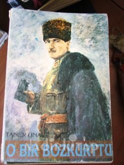 TNERUNAL's tweet photo. O BİR BOZKURTTU

GENÇLİĞE HİTABE'NİN VE DAMARIMIZDAKİ ASİL KANIN İDRAKİNDE TÜRK GENÇLERİ OLARAK CUMHURİYETİMİZİ, YURDUMUZU KORUMAYA KARARLIYIZ..
ONLAR NE KADAR ÇOKSA BİZ DE O KADAR AZİMLİYİZ, İNANÇLIYIZ, KARARLIYIZ!
DEVŞİRMELERE, KANI BOZUKLARA YENİLMEYECEĞİZ!

OKUYUNUZ
RT+RT+RT OKUTUNUZ

Değerli Arkadaşlarım,
Birinci Dünya Savaşı Batı’nın düşündüğü gibi Türklerin 3-5 ay içerisinde tarih sahnesinden silinmesi ile bitmemiş 4 yıl boyunca cephe cephe kahramanlık destanları yazan Türk milleti yüzyıllardır süren bir oyunları bozacak cesareti ve mücadeleyi göstermiş, Saldırgan Batı Savaşı kazansa da kendi halklarının desteğini önemli ölçüde kaybetmişti.  

Mondros Türklerin ölüm fermanı olarak imzalatılsa, Türk Milletinin Anadolu'dan çıkarılması için Sevr Şartları dayatılsa da  Türk Milleti yılmamış, teslim olmamış var gücüyle mücadelesine devam etmiştir.

Her milletin belirli hususiyetleri vardır. Bu binlerce yıllık mücadelelerinin genetik kodlarına nakşedilmesiyle oluşmuş genel bir karakterdir. 
Türkler binlerce yıl erkek veya kadın asker olarak yetiştirilmişler, günün tüm savaş aletlerini en mükemmel şekilde kullanmayı öğrenmişler o günün savaş aracı olan at ile bütünleşmişler. Bir düşman saldırısında beş dakika ile yarım saat arasında savaş meydanında olacak şekilde kendilerini eğitmişlerdir. Bu binlerce yıl böyle süregelmiştir.
Bu sebeplerle Türk Milleti asker bir millettir. İstese de istemese de her Türk asker doğar. Her Türk'ün genetiğinde binlerce yıllık "asker millet" şuuru vardır. Bu sebeple Türkler cepheye düğüne koşar gibi gider. Bu sebeple iyi bir komutanın emrine girerse yenilmez olur.

Mondros sonrası Anadolu Fransız ve İtalyanlar tarafından yer yer işgal edilirken İngilizler ve Fransızlar İstanbul'u İşgal ediyorlardı.
İngiliz Dışişleri Bakanı Lord Curzon “her ne pahasına  olursa olsun Türklerin Avrupa’dan ve İstanbul’dan atılmalarının şart olduğunu” öne  süren muhtırayı İngiliz kabinesine sunarken, İstanbul Yüksek Komiseri İngiliz Generali De Robeck’in Lord Curzon ile yazışmalarından bu cesareti aldığı hatta bir sonraki aşamada İstanbul Yüksek Komiserinin "Anadolu'da  tek bir Türk kalmayana kadar mücadelemiz sürecektir" dediğini görüyorduk.
İzmir İşgal ediliyor daha ilk günde hiç bir direniş göstermeyen Sivil Asker 8.635 Türk acımasızca katlediliyor Yunan İzmir'den sonra Anadolu'ya saldırıyor Osmanlı hükümeti tarafından gönderilen Yunan Ordusuna "Müslüman kuvvetleri" diyen "Heyet-i Nasiha" ile etkisizleştirilen Türkler hiç bir direniş göstermedikleri halde yoğun bir katliam ve tecavüze maruz kalıyorlar bu şekilde 150.000 civarında vatandaşımız hayatını kaybediyordu..
Tüm bunlar olurken Saray işbirlikçiliğe devam ediyordu..

İşte Türk Milleti olarak tıpkı Balkanlarda ki gibi yok edilmemiz için içeriden ve dışarıdan her türlü zulme ve soykırıma maruz kaldığımız o kara günlerde Samsun'dan bir güneş doğdu ve yurdumuzu aydınlattı..

Tüm dünyanın önünde saygıyla eğildiği, bu mücadele ve bu mücadelenin emsalsiz önderi Büyük Kurtarıcımız Gazi Mustafa Kemal Atatürk bu gün içimizdeki hainler ve gafiller tarafından her ne kadar etkisizleştirilmek ve önemsizleştirilmek istenilse de onların çabaları Türk'ün Kurtuluş Savaşı Destanını, Bu savaşta kahramanlık göstermiş aziz atalarımızı komutanlarımızı ve dünya Tarihine adını "Bozkurt Atatürk" olarak yazdırmış Büyük Kurtarıcımızı gölgelemeye yetmeyecektir.

Bu mücadeleyi tam 32 yıl önce  “O bir Bozkurttu” isimli kitabımızın girişinde - gözlerimizden yaşlar akarak - şöyle kaleme almışız:

BİR AVUÇ KAHRAMAN..

Sevgili okurlar,
Oğuz Türkleri, 925 yıl önce bir yerleşme dalgası halinde atayurtlarından koparak, anayurt olarak kabul ettikleri Anadolu’ya ve Rumeli’ye yerleştiler. Tuna ötelerine kadar; hatta Orta Avrupa’ya kadar ilerlediler. Kuzey Afrika’ya, Libya’ya; hatta Atlas ülkelerine kadar gittiler. İlerlediler, gerilediler. Yüzyıllar böyle geçip gitti...

20. yüzyılın başında Türk milleti yeni bir varoluş-yok oluş mücadelesi ile karşı karşıyadır. Ne yazık ki o ihtişamlı günler geride kalmıştır. Birinci Dünya Savaşı sona ermiştir. Savaş kaybedilmiş, Anadolu ve Trakya, İngilizler, Rumlar, Fransızlar ve İtalyanlar tarafından pay edilmiştir. Ruslar ve Ermeniler işbirliği halindedir. Türk insanına, Anadolu’nun bağrında bir avuç yer bırakılmıştır.

Artık ne ileride, ne geride gidilecek; göçülecek bir yurt kalmamıştır. Kalan son toprak parçasının kaybı, Türkler için hem vatansızlık hem de toptan ölüm demektir. Bin yıllık anayurt mücadelesinin sonu, arta kalan son Türkler’in yok edilmesi ile bitebilirdi. Batıdan, doğudan, kuzeyden ve güneyden istilâ ve katliam dalgaları başlamıştı. O halde, son yurt savunulmalıydı. Çünkü bu topraklar kurtarılırsa vatan vardı; kaybedilirse, o bir sondu.

Millî Mücadele başladığında Türkler, bu son kalan topraklarda, son mücadelelerini vereceklerdi. Trakya, Anadolu ve İstanbul, artık son vatandı.

Devlet ve ordu bitmişti. Ortada bir avuç önderler ve teşkilatçılar kadrosu vardı. Bunlar, yaşları 40 civarında, dünyanın en güçlü orduları ile çarpışmış, yenmiş-yenilmiş, muharebe meydanlarında çelikleşmiş Türk generalleri, Türk subayları, Türk askerleri idi.

Son Türkler’in, son topraklarında mücadele başlarken, durum tamamıyla ümitsiz gibiydi. Son Türkler, bir iman dalgası ile bir araya geldiler. Bir Yol gösterici bekliyorlardı! Bu Yol gösterici orduyu, yedek subayları, şehirliyi, kasabalıyı, köylüyü; hülasa bütün milleti derleyecek toplayacaktı.

Avrupa devletleri, bu bir avuç toprağı nasıl elde edeceklerinin hesaplarını yapmakta, Türkleri Anadolu’da katletmek kalanları Orta Asya’da yeni meskun alanlar tayin edecek hazırlıkların içinde bulunmaktadırlar.

Tuna boylarında, Orta Avrupa’da, Kuzey Afrika’da, Atlas ülkelerinde at koşturan şanlı Türk milleti, ne yazık ki bugün kendi yurdunda esirdi!
Artık göçülecek gidilecek yer kalmamış, Türk’ün ateşle imtihanı başlamıştı.

Murtaza Emmi, Süveyş’te kolunu kaybetmişti. Soğuktu. Ancak, sızlayan kolu değil yüreğiydi... Osman Usta, Balkanlar’da bir bacağını kaybetmişti... Onu üzen bacağının olmaması değil; başının önüne eğik olmasıydı... Hatice Nine, oğlunu ve dört torununu kaybetmişti. Gelinine Rumlar tecavüz etmiş, oda canına kıymıştı. Kocası da üzüntüsünden ölmüştü, yapayalnızdı. Bütün varlığı, 14 yaşındaki torunuydu. Torunu büyüyecek ve düşmana dünyanın kaç bucak olduğunu gösterecekti... 
Hasan Çavuş, hem Çanakkaleyi hem de Yemen’i görmüştü. Haksızlıktı bu...

Bu kadar kahramanca savaşlar vermiş bir milletin kaderi bu olmamalıydı. Generaller, subaylar yavaş yavaş emekli ediliyor; rütbeleri indiriliyor, tutuklanıyor, sürülüyor veya kahve köşelerine itiliyordu. 6 sene cephe cephe koşturan Mehmetçikler İstanbul kaldırımlarında aç ve perişan yatıyorlar, kendilerine uzatılan üç beş kuruş harçlıkla adeta bir dilenci gibi yaşamlarını sürdürmeye çalışıyorlardı.

Yıllardır aslanlar gibi savaşmış insanların kaderi, bu olamazdı.

Osmanlı Sarayının kaderi ise, artık belli idi. Bir kaç uşak, bir kaç yüz kişilik merasim alayı ve esir bir hükümdar... Görünen durum ümitsizdir. Millet yorgundur, yoksuldur, perişandır, bitmiştir, tükenmiştir...

Türk milleti, esir olamazdı. Esir olmamıştı da. Bir önder gerekliydi. Tarihin kara bağrından bir Türk Başbuğu gelmeli Türk milletinin önüne düşmeli onu kurtarmalıydı. Bu, onlarca devlet kurmuş, asil Türk milletinin devlet kurma geleneğiydi!

Bu gelenek bu seferde gerçekleşmeliydi. Aksi taktirde Hunların, Göktürklerin, Oğuz Türklerinin, Selçuklu ve Osmanlı Türklerinin temsilcisi olan Türk Milleti kaderi, tarihte var olan ancak bu gün mevcudiyetini kaybetmiş onlarca Türk Cihan Devleti gibi olacaktı! 

BİR BOZKURT BEKLENİYORDU

Ancak küçükte olsa bir ışık, bir umut kalmıştı yüreklerde..

Bekleniyordu. Murtaza Emmi, Osman Usta, Hasan Çavuş, Hatice Nine’nin üstündeki elbiseler, tiftik tiftik olmuş; ancak yüreğindeki hırs, dağlara taşlara sığmayan subaylar generaller hep o Bozkurt’u bekliyordu..!

Türkler artık hazırdı.

Bir ışık bekliyordu.

Bir yol gösterici, bir yön tayin edici bekliyordu.

Bir umut vardı yüreklerde Bir Bozkurt gelecek, askerler silahlarını yeniden kuşanacaklardı.

Subaylar birliklerini yeniden bulacaklar, esaretin utancını yüzlerinden silecekler, yeniden emir alıp emir vereceklerdi.

Yüzyıllarca bu ülkeyi sömüren devşirme sürüleri düşmanla işbirliğine girmiş, hedefte ise manen ve maddeten bitmiş bir avuç Türk kalmıştı. Türkler Birinci Dünya Savaşı sırasında adeta soykırıma tâbi tutulmuştu, manen ve maddeten çökertilmişlerdi.
 Sırtlarında hırkaları, ayaklarında çarıkları bile kalmamıştı. 

Ancak Churchill’in dediği gibi “Türkler öldürülebilirdi; ancak asla ve asla mağlup edilemezdi”

Evet!.. Düvel-i Muazzama’nın hasta adam dediği Osmanlı artık yoktu. Osmanlı artık tarihin derinliklerine gömülmüştü; ancak düşmanın birinci hedefi olan Türkler halen yok edilememişti. İngiliz Generalleri, “Bütün Türkler birer birer yok edilene kadar kavgamız sürecektir” deseler de çaresiz sandıkları Türklerin içindeki ateş yanmaya başlamış, bu yangın vatan sathında bir inanç kasırgası ile körüklenmişti..

Düşmanın zulmü öylesine arttıkça arttı. İzmir’in işgalinde ilk günde 8635 Türk insanlık dışı yollarla katledildi. Batı Trakya da ki zulüm ve dehşet misli misli fazlasıyla Egede sürüyordu.

Artık Türklerin tamamının katledilmesinin görüşüldüğü günlerde, silahları olmasa bile Çanakkale’de, yedi düveli perişan etmiş Türklerden arta kalanlar yeniden saflarda yerini aldılar. 

Tek silahı sırtındaki kazması veya küreği olan amcalarımızın, teyzelerimizin yüreğindeki kuvvet ve asalet Malazgirt’te ki saf tutmuş Alpaslan’ın Ordusunda ki yiğitlerden farksızdı..

Mete’ler, Bilge Kağan’lar, Kürşat’lar, Çağrı Beyler, Tuğrul Beyler ve Atsızlar, Yağmurlar, Kutalmışlar ve büyük Türk komutanları ve orduları sanki dirilmişler saflarda yerlerini almışlardı.

Onlar, Son Türkler’in son mücadelesinde bir Bozkurt’un ruhunda birleştiler. “BOZKURT”’un önderliğinde Gaziler tekrar şahlandı, Paşalar orduları yeniden kurdu. 

Bozkurt derledi, toparladı.

Son Türk Devleti’nin kahramanları, işgalcilerle yeniden hesaplaşmaya girdiler. 

Bozkurt ve ordusu, o cepheden bu cepheye koştu. Destan üstüne destan yazdılar. İşgalcilerle yapılan hesaplaşma, Bozkurt’un, komutanların ve Mehmetçiğin zaferi ile bitti.

O bir Bozkurt’tur... 

Türk tarihine ismini şanla şerefle yazdırmış yüzlerce Bozkurt gibi O bir Bozkurt’tur.

O, 41 yaşına kadar cephe cephe koşturmuş bir Bozkurt’tur... 

Trablusgarp’ta doktoru “ölürsün tedavi olman gerekiyor”  dediği halde, hastaneye yatırılmayı kabul etmeyen, 41 derece ateşle can havliyle cepheye koşturan bir kahramandır. 

O Bir Bozkurt’tur.

O, Çanakkale’de “Komutanım buradan geçeni vuruyorlar” diyen askerlerine “Çocuklar siz arkamdan gelin” diyerek, geçilmesi zor yerlerde askerlerine siper olan, savaşın en kritik yerinde vızıldayan kurşunların arasından savaşı ufuk çizgisinde idare edip, “Ben size ölmeyi emrediyorum” diyerek, kazanılması en güç noktada askerine ölme emrini vererek, Türk Milletinin makûs talihini değiştiren Bozkurt’tur.

O, Sakarya’da savaşın kaybedildiği ve düşmanın kazandığından emin olduğu ve paşaların bütün umutlarını kaybettikleri bir sırada, “Hattı müdaafa yoktur, sathı müdafaa vardır. Bu satıh, bütün vatan topraklarıdır” diyerek bütün savaş kaidelerinin dışına çıkıp, açık alanda ve boğaz boğaza bütün yurt sathında savaşılacağını ilân ederek, düşmanda yılgınlık meydana getiren kahraman bir Bozkurt’tur...

O, bütün gençliğini Savaş meydanlarında tüketmiş, ömrünün son 15 yılında Türk Dili ve Türk tarihi ve kaybolmaya yüz tutmuş Türk Kültür ve Medeniyeti ile ilgili çalışmalara adayarak, Modern “Türk Devrimi” ni – “Türk’e dönüş devrimini” - başarıyla gerçekleştirmiş bir Bozkurt’tur.

Türk milleti Göktürklerden 12 asır sonra Onun önderliğinde, “Türk” adı taşıyan , Çağdaş, Modern, Tam Bağımsız Ulus Devletimizi Kurmuştur. 

Bugün “Türklüğümüzden gururla bahsedebiliyorsak bunu O’na borçluyuz.  O’nun önderliğinde milli mücadele yapan atalarımız bize lekesiz bir bayrak tertemiz bir mazi bıraktılar. O Cumhuriyetimizi kuran, Son Türkler’in Son Bozkurtuydu..

ikinci Ergenekon’dan çıkışımızı sağlayan Bozkurt!
Yüzyıllar Sonra “Türk” adıyla anılan bir devlet kurma şerefini taşıyan bir bozkurt!

Kendisi de biliyordu Bozkurt olduğunu... 
Cumhuriyetimizin ilk yıllarında çıkartılan paraların pulların üzerinde, Bozkurt resmi vardı... Subaylarımızın şapkalarının kokartını Bozkurt süslüyordu...

Ulus’daki kendi heykelinin kaidesine iki bozkurt başı yaptırmayı ihmal etmemişti...

Atatürk tarafından ülkenin en sıkıntılı günlerinde bütçeden önemli bir kaynak aktarılarak kurulan Türk tarih Enstitüsünün amblemi Atatürk tarafından Bozkurt olarak seçilmişti.

Yine o dönemin önemli kuruluşlarından Petrol Ofisinin amblemi, Bozkurt olarak belirlendi. Atatürk döneminde, tekstil ticaretine başlayan bir büyük sanayicimiz, firmasının adını “Bozkurt Mensucat” olarak koyuyordu...

Kurduğu izci teşkilatının genç üyelerine “Yavrukurt” unvanı veriyor; şapkalarını Bozkurt motifi süslüyordu..

Şevket Süreyya Aydemir, ünlü Tek Adamında Atatürk için “Bozkurt” tabirini kullanıyordu. 

İngiliz yazar Armstrong, tarihi hakikat trenine takılan yalan vagonları gibi önce bir hakikatten bahsediyor sonra yalanları sıralayarak İngilizlere has bir kurnazlıkla ters yüz ederek istihbaratçılık görevini ifa ettiği kitabın adını bile “Bozkurt Atatürk” olarak belirlemek zorunda kalıyordu..

Çünkü Batı bile onu yenilmezliğin asaletin ve Türk Milletinin sembolü Bozkurt olarak kabul etmiş ondan bahsederken "Bozkurt Atatürk" veya "Bozkurt Kemal" diyorlardı..

Öldüğü gün Avrupa'da, gazete manşetleri “Bozkurt öldü” şeklinde çıkıyordu.

O, adı yüzlerce yıl dünya Lideri olarak anılacak Mütevazi, Saygın, Milletine karşı oldukça Saygılı ancak Türk düşmanları karşısında devleşen halen yolumuzu tayin eden Büyük kurtarıcımızdı. 

O Tıpkı “Oğuzhan” gibi Alper Tunga gibi Türklerin Kutsal Ata geleneğinde yerini almış, bu sebeple milyonlarca vatanseverin Anıtkabire koştuğu, daha binlerce yıl anılacak son ölümsüz Başbuğumuzdu...

Onun adı Gazi Mustafa Kemal Atatürk’tü...

Evet Kitabın girişine yazdıklarımız bunlar..
Değişen bir şey yok..
32 yıl geçmiş ancak içimizdeki ve dışarıdaki ihanet ile düşmanlarımız onlarca kat artmış!
Onlar ne kadar çoksa biz de o kadar azimliyiz inançlıyız kararlıyız!
Devşirmelere kanı bozuklara yenilmeyeceğiz!

Değerli Arkadaşlarım,
20 veya 80 yaşında Türk gençleri olarak O'nun gözyaşları ile defalarca okuduğu Gençliğe Hitabe'nin ve Damarımızdaki asil kanın idrakinde Türk Gençleri olarak Cumhuriyetimizi, Yurdumuzu korumaya kararlıyız..
Ne Mutlu Türk'üm diyene..

TANER ÜNAL
