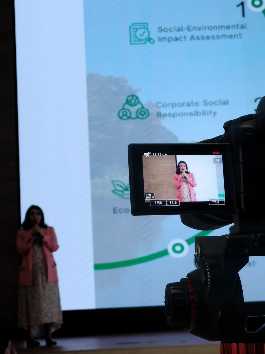 Today, at the ASEAN-Japan Environment Week, we had a chance to meet Mr. Akihiro Nishimura, the Minister of Environment of Japan and our Minister of Natural Resources and Environment and shared about Econoxlaos’ missions and visions.