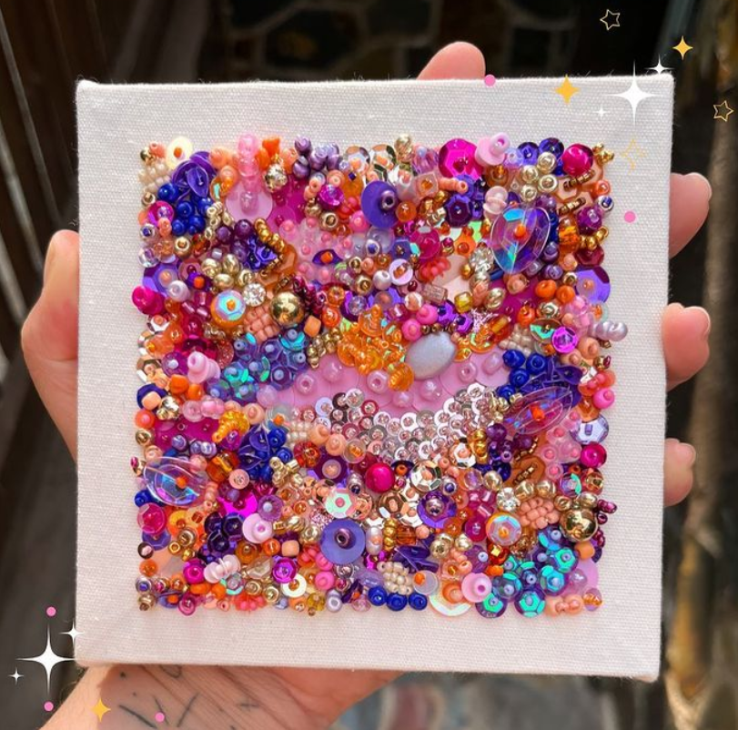 We know you love round hoop. But what about an other shape? We love this square project! IG:stitched_bysoph #embroidery #square #beading #beads #sequins #craft