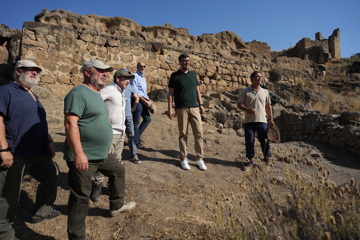 amadorpastorn's tweet photo. Encantado con la visita de esta mañana al Yacimiento ‘Ciudad de Vascos’, ubicado en #Navalmoralejo (#Toledo) donde actualmente se está realizando un proyecto de investigación cofinanciado a través de la orden de investigación del patrimonio arqueológico de Castilla-La Mancha https://t.co/UdYggzhuS9