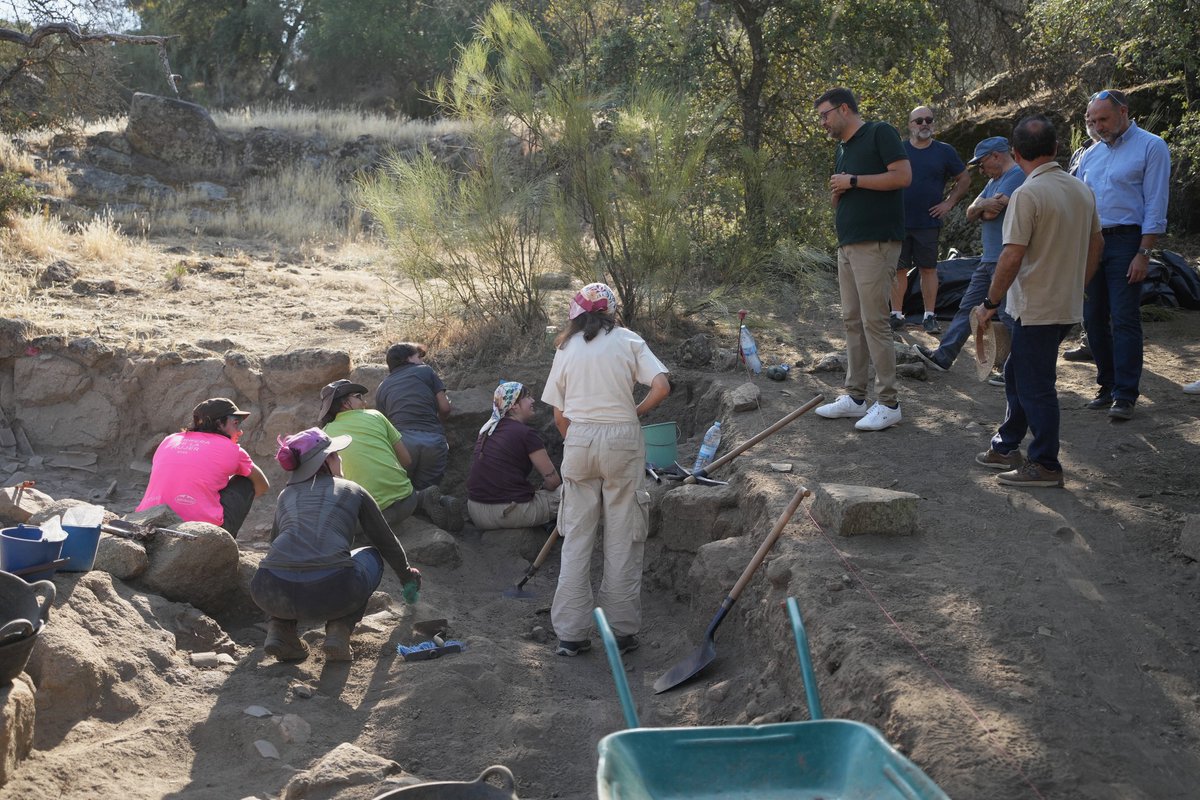 amadorpastorn's tweet photo. Encantado con la visita de esta mañana al Yacimiento ‘Ciudad de Vascos’, ubicado en #Navalmoralejo (#Toledo) donde actualmente se está realizando un proyecto de investigación cofinanciado a través de la orden de investigación del patrimonio arqueológico de Castilla-La Mancha https://t.co/UdYggzhuS9