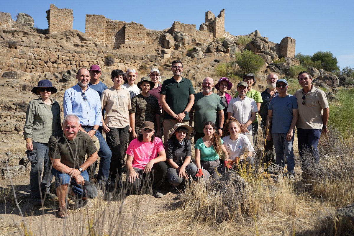 amadorpastorn's tweet photo. Encantado con la visita de esta mañana al Yacimiento ‘Ciudad de Vascos’, ubicado en #Navalmoralejo (#Toledo) donde actualmente se está realizando un proyecto de investigación cofinanciado a través de la orden de investigación del patrimonio arqueológico de Castilla-La Mancha https://t.co/UdYggzhuS9