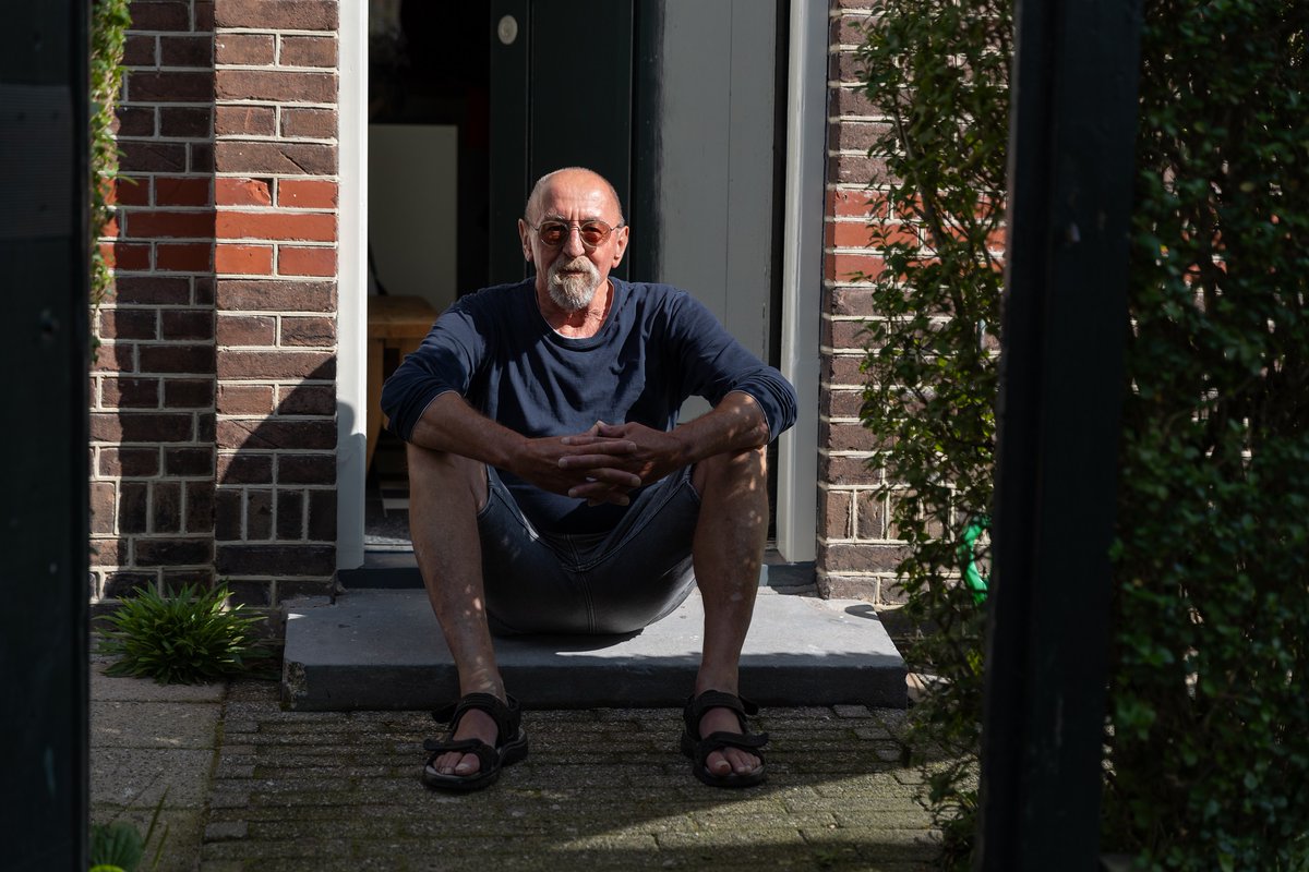 Gosse van Houten voelt zich, samen met zijn vrouw Sjitske, al meer dan 40 jaar thuis in 'zijn rijksmonument' in de Hollanderwijk in Leeuwarden. Gistermiddag onthulde hij vol trots een speciaal schildje voor rijksmonumenten. Kijk op bit.ly/3qItJUu en lees hun verhaal
