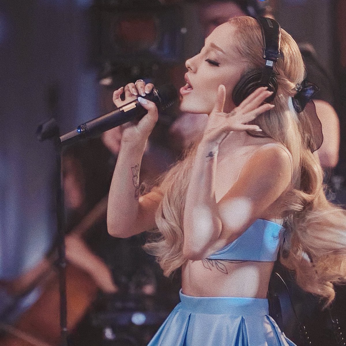 infoari's tweet photo. PREPAREM O LENCINHO: "Yours Truly Deluxe" estará disponível a partir da 1h da madrugada! #10YearsofYoursTruly https://t.co/lsO4CUxcqM