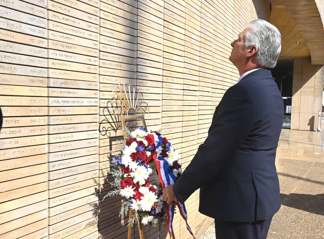 Sentido homenaje de nuestro presidente de Díaz Canel a los héroes cubanos caídos en defensa de la liberación de África.
#LatirAvileño 
#LatirXUnEneroDeVictorias