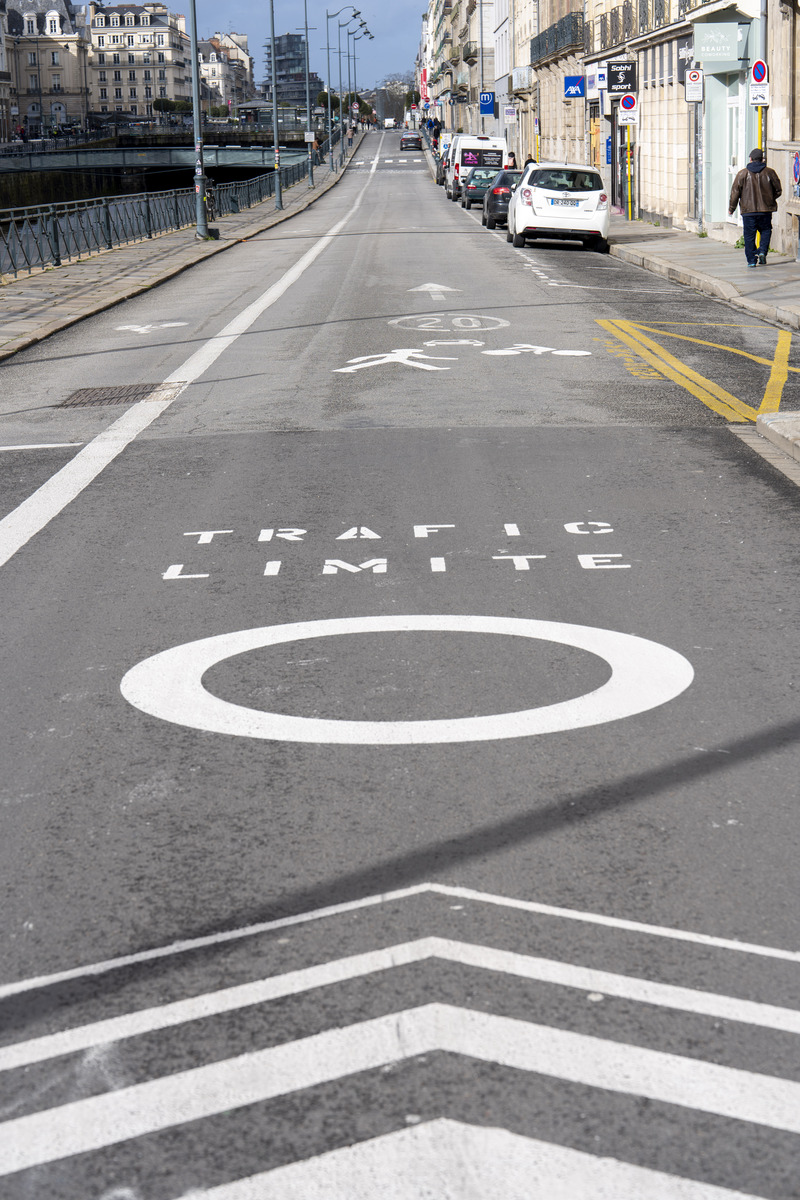 Petit rappel : le centre-ville de #Rennes est une Zone à trafic limité (ZTL) depuis février dernier. C'est à dire que  c'est la circulation des piétons et des cyclistes qui est privilégiée et que celle des voitures est réglementée Plus d'infos 👉bit.ly/3HFSrdN