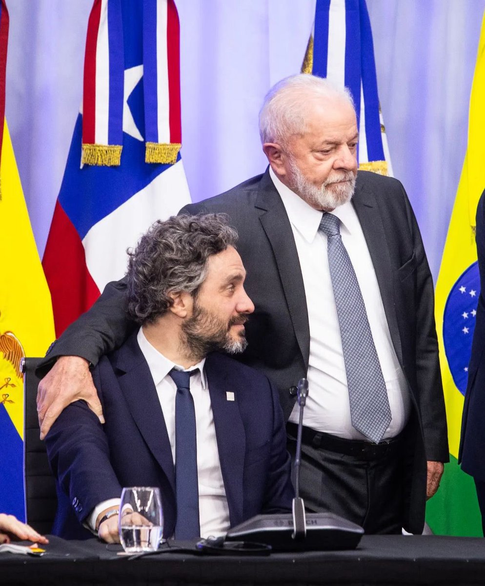 SantiagoCafiero's tweet photo. Gracias querido presidente @LulaOficial por el enorme impulso de Brasil al ingreso de nuestro país a los BRICS.

Argentina necesita que ambas naciones crezcan juntas para tener una política de desarrollo sostenible en el tiempo. En unidad, dimos otro paso hacia esa dirección. https://t.co/xuCgiyTi4a