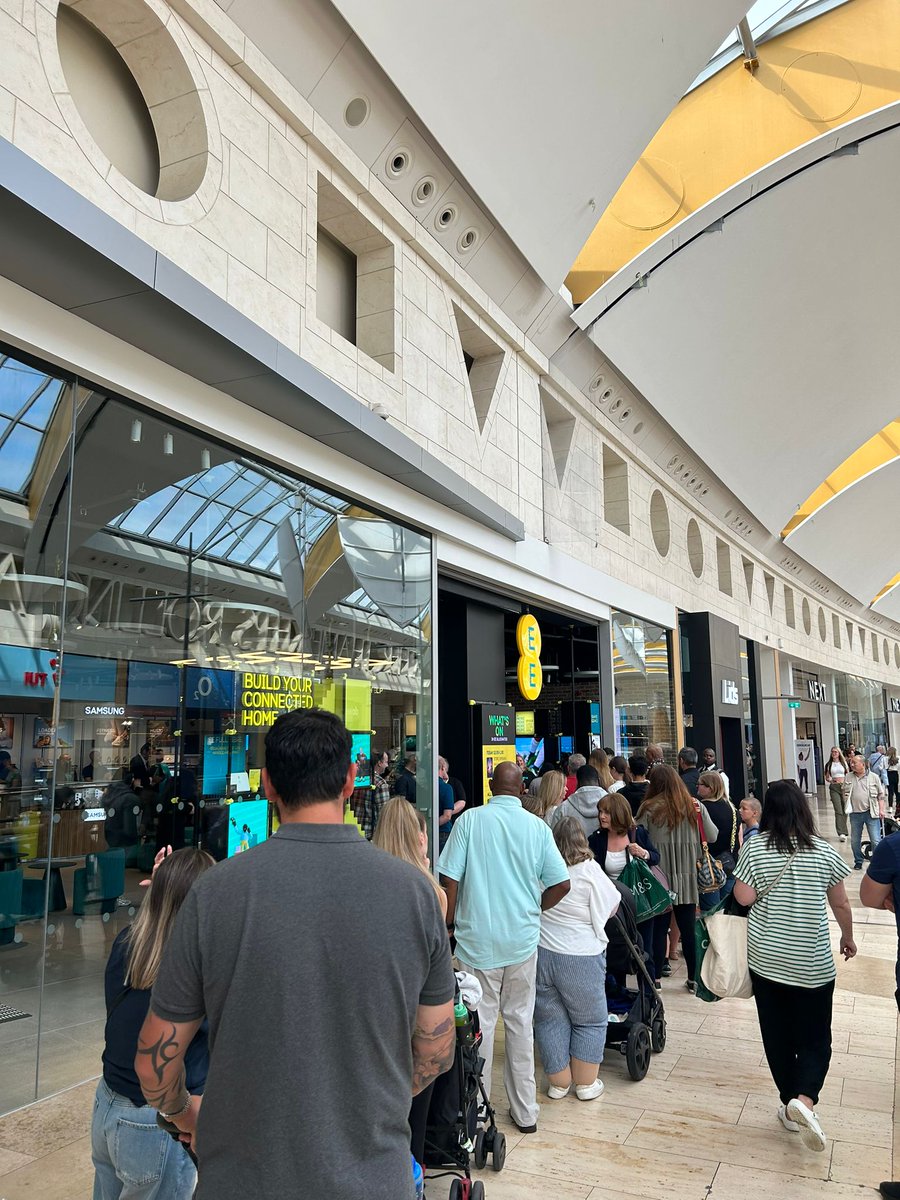 _bridgetlea's tweet photo. Giving customers the chance to interact with tech that's right for them with advice from our @EE Guides is part of our ambition to become the UK's most personal, customer-focused brand.

While opening a new Experience store demonstrates our commitment to bricks-and-mortar retail. https://t.co/grzbAZkzyl