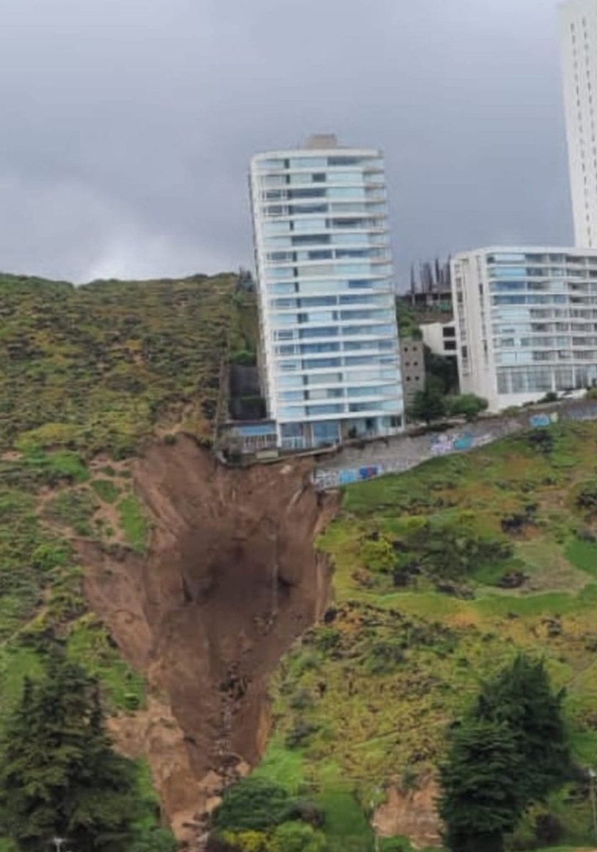 hugoguionista's tweet photo. QUIERO QUE SE DERRUMBE. Que sea escándalo internacional. Que todos sepan que fue construido sobre una reserva natural. Que sean expuestos todos los responsables de este ecocidio. Y los dueños de los deptos? Pagaron más de 500 millones por un departamento construido sobre dunas... https://t.co/0qcqI25YQu