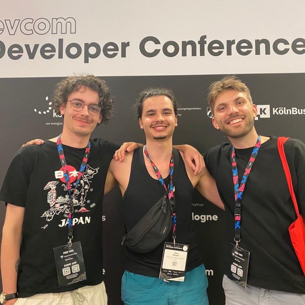 Just came home from an amazing two days at @devcom_global with good friends. Saw some great talks from people such as <a href="/InonZur/">Inon Zur</a> and <a href="/viciousonic/">Marie Havemann 🎵 ⏩ Devcom & Gamescom</a>, as well as great indie games from developers such as <a href="/YellowLabGames/">Metavoidal 🥁 OUT NOW!🤘</a> and <a href="/oopsiedaisiesCH/">Oopsie Daisies | Tom the postgirl 👀</a> and <a href="/PolyPiratesGame/">Once Upon a Rogue's Tale | OUT NOW 🎉</a>!