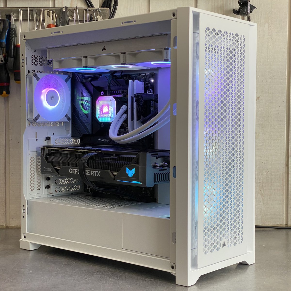 AbsolutePC's tweet photo. 5000D Airflow RGB White😍 https://t.co/alQIPNfhoc