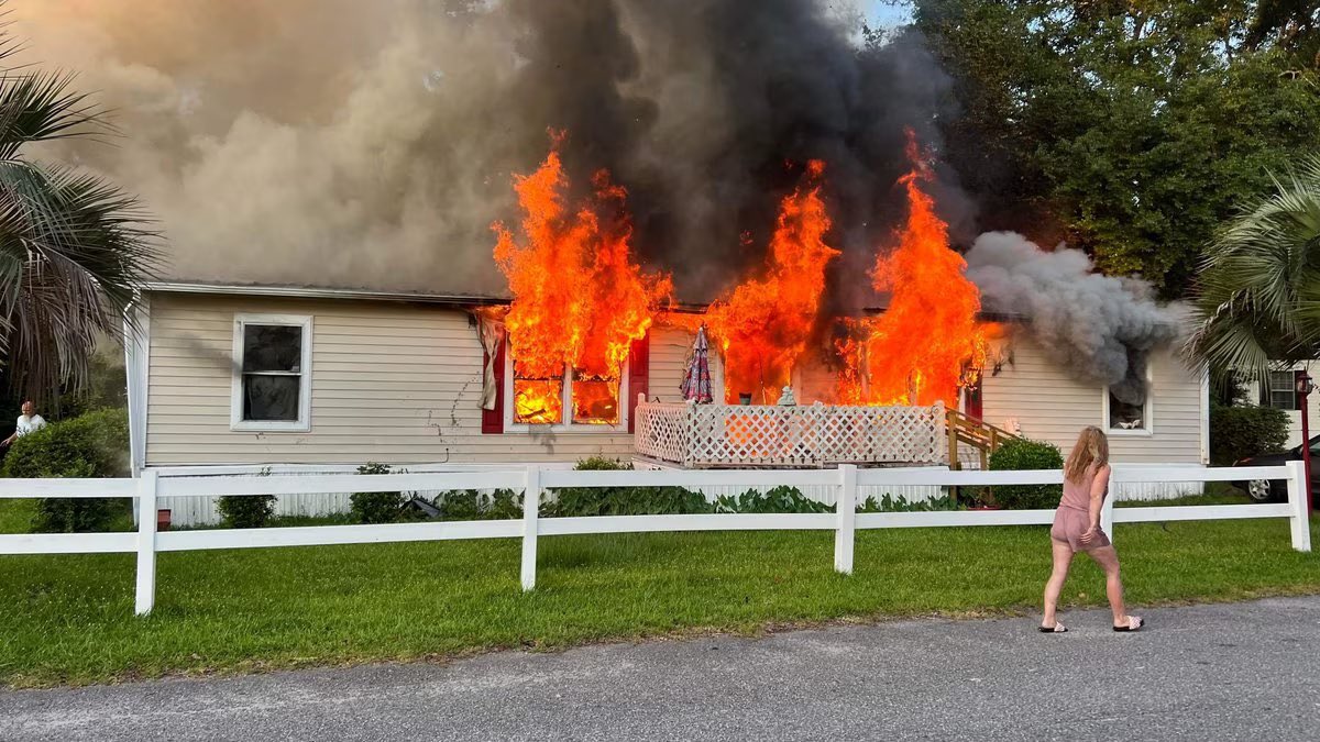 1 dead, 1 displaced in Murrells Inlet SC mobile home fire

#breaking #news #breakingnews #fire #fires #murrellsinlet #southcarolina