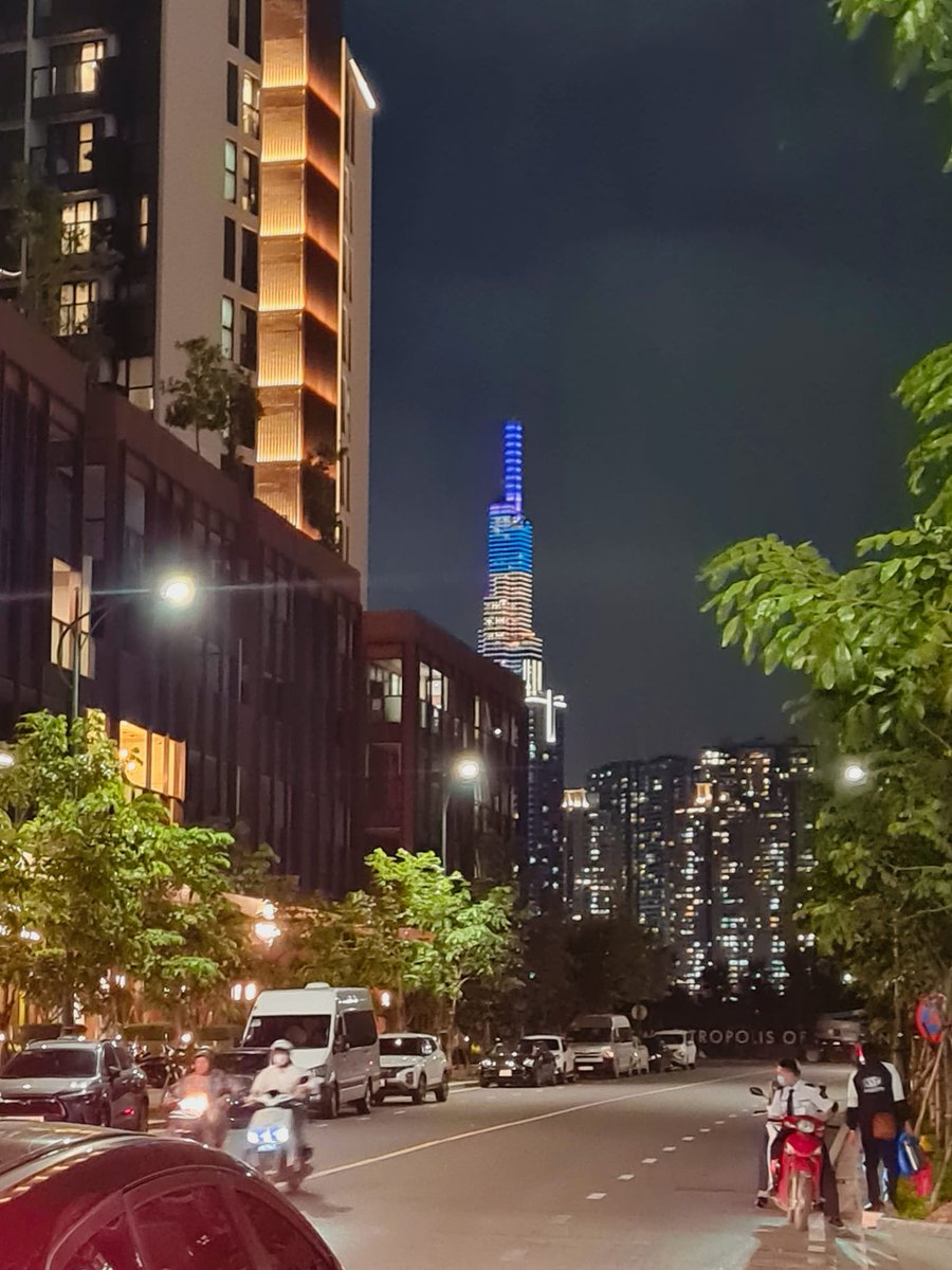 Tonight, Vietnam's tallest building- the Landmark 81 in HCMC -is once again lighting up in the colours of Ukrainian flag to celebrate Ukraine's Independence Day. The building is owned by Vinhomes, a subsidiary of Vingroup. Chairman Pham Nhat Vuong studied in Ukraine in the 1980s.