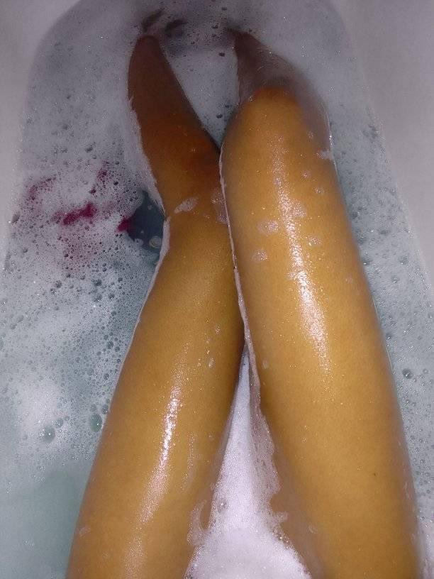 AdvoBarryRoux's tweet photo. Why is she Bathing using young water? https://t.co/6ar3TpQZZJ