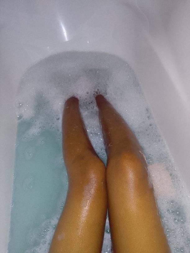 AdvoBarryRoux's tweet photo. Why is she Bathing using young water? https://t.co/6ar3TpQZZJ