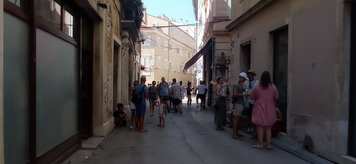 lunabeingsily's tweet image. Pjaca, trg .. #storyupdate 
#Zlatna_vrata_Pola 💗