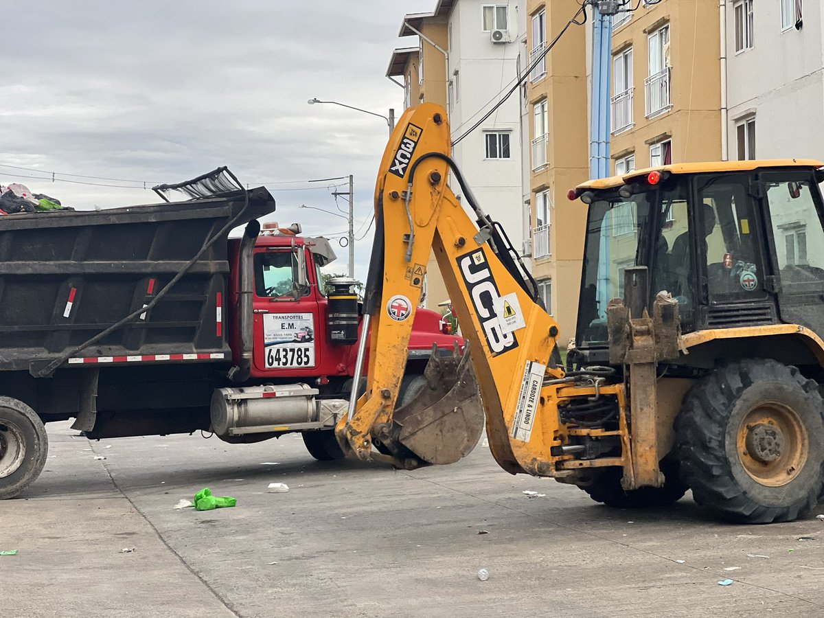 Trabajamos arduamente por un Colón limpio, con nuestro equipo desde Altos de los Lagos y otros puntos simultáneamente. 

#SomosAguaseo