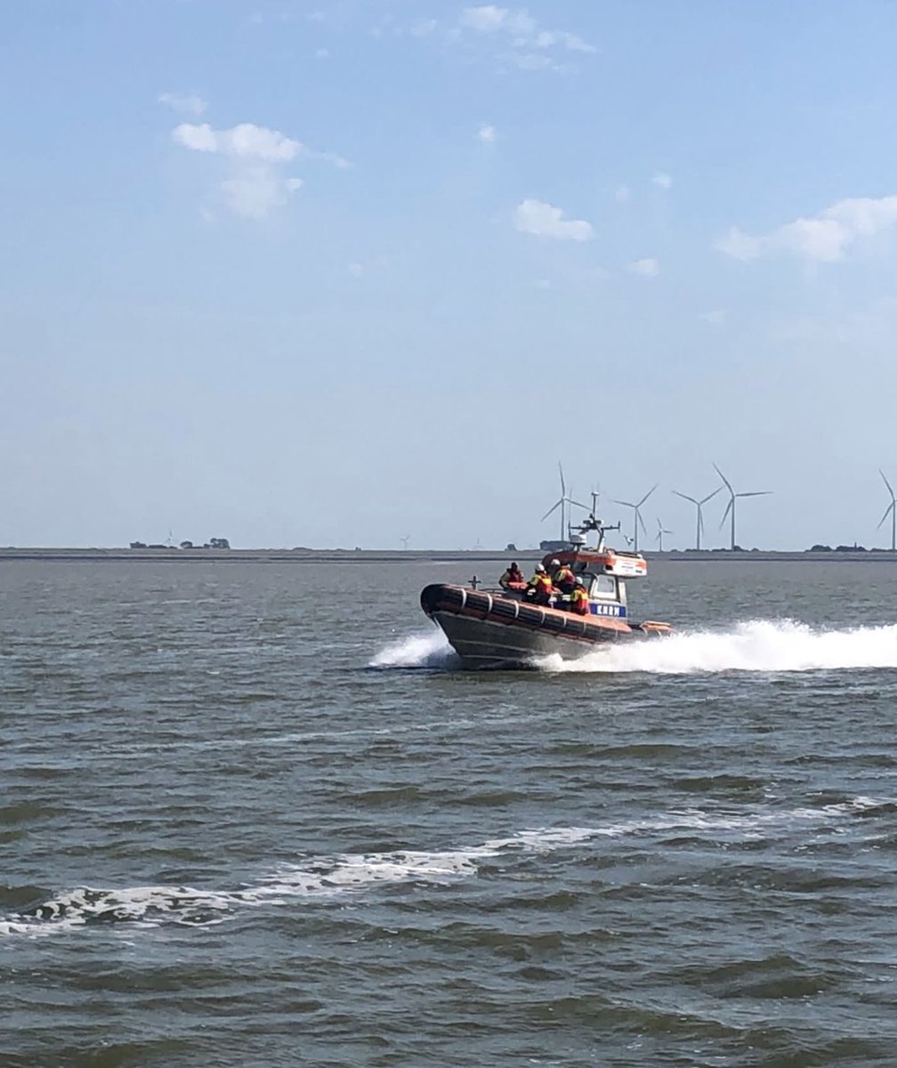 Update:  in opdracht van de kustwacht zoveel mogelijk schepen gewaarschuwd, achteraf viel t mee, iedereen bedankt. De voorspelling was veel onweer