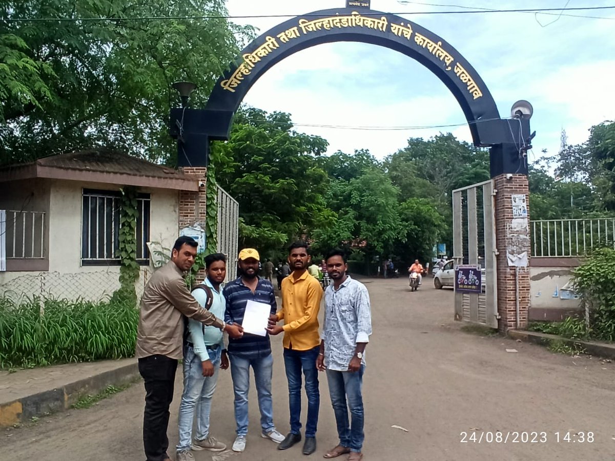 NATIONAL_RAAA's tweet photo. आज जलगांव के अप्रेंटिस साथियों ने ज़िला अधिकारी को रेल अप्रेंटिस के समायोजन के लिए मांग पत्र दिया जिसमे हमारे सचिन वाघमारे,सुरेश चौधरी, प्रतीक सपकाले, भूषण और घनशाम साथी शामिल हुए।
#CCAA
#RestoreGmPower 
@AmitShah 
@PMOIndia 
@AshwiniVaishnaw 
@IR_CRB 
@RailMinIndia 
@DoPTGoI https://t.co/11j3CwYbs6