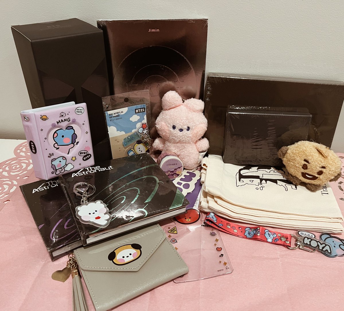 ⭑ Surprise Gift Box Giveaway ⭑ ⋆ 1 winner ♡ ⋆ rt + like ⋆ followers only — worldwide | ends 8.31