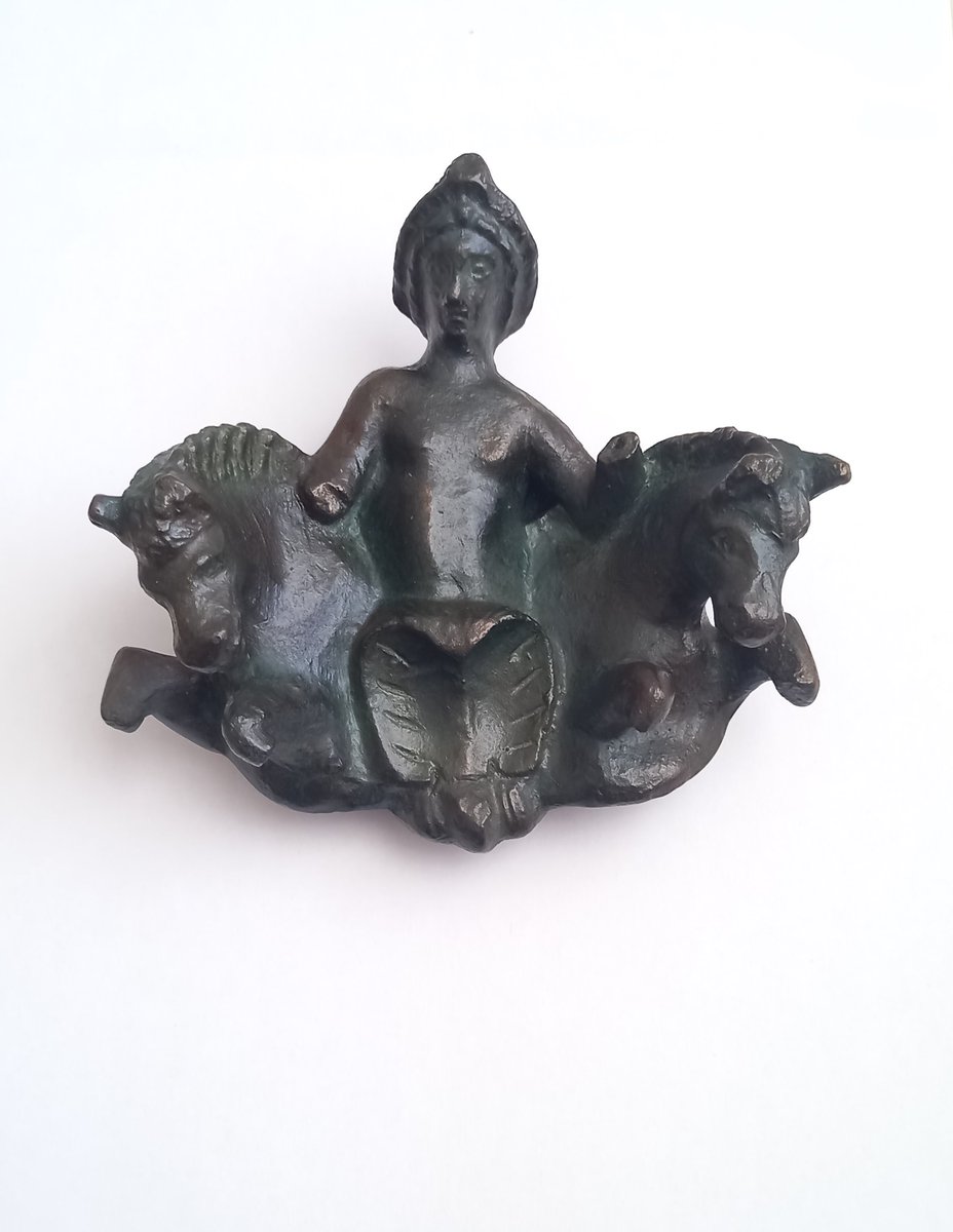 Réplique d'une statuette de la déesse gauloise Epona qui émerge d'une corolle végétale entre deux chevaux (petit cadeau du chéri pour mon anniversaire 😊) 
#TeamGaulois #twitterantique