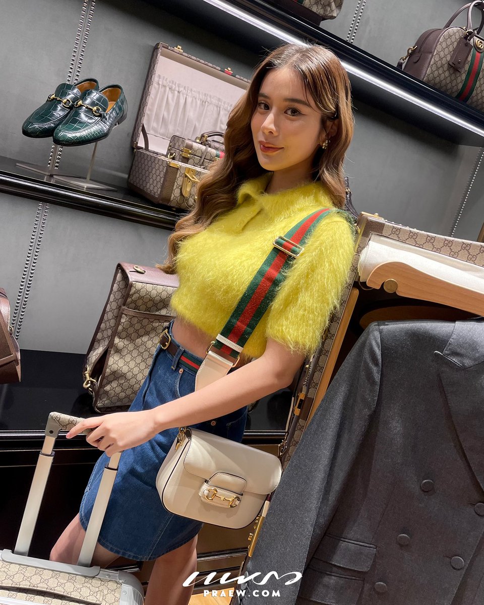 Praewdaily's tweet image. Friend of House ใหม่ ดาวิกา, กลัฟ คณาวุฒิ พร้อมด้วยศิลปินสุดฮ็อต เก้า สุภัสสรา และ บลู พงศ์ทิวัตถ์ พาเช็คอิน “Gucci Valigeria” คอลเล็คชั่นที่จะมาเติมเต็มประสบการณ์ของการเดินทางอย่างมีสไตล์

#Gucci #GucciValigeria #GulfKanawut #Davikah #Blue_Pongtiwat #Supassra_sp