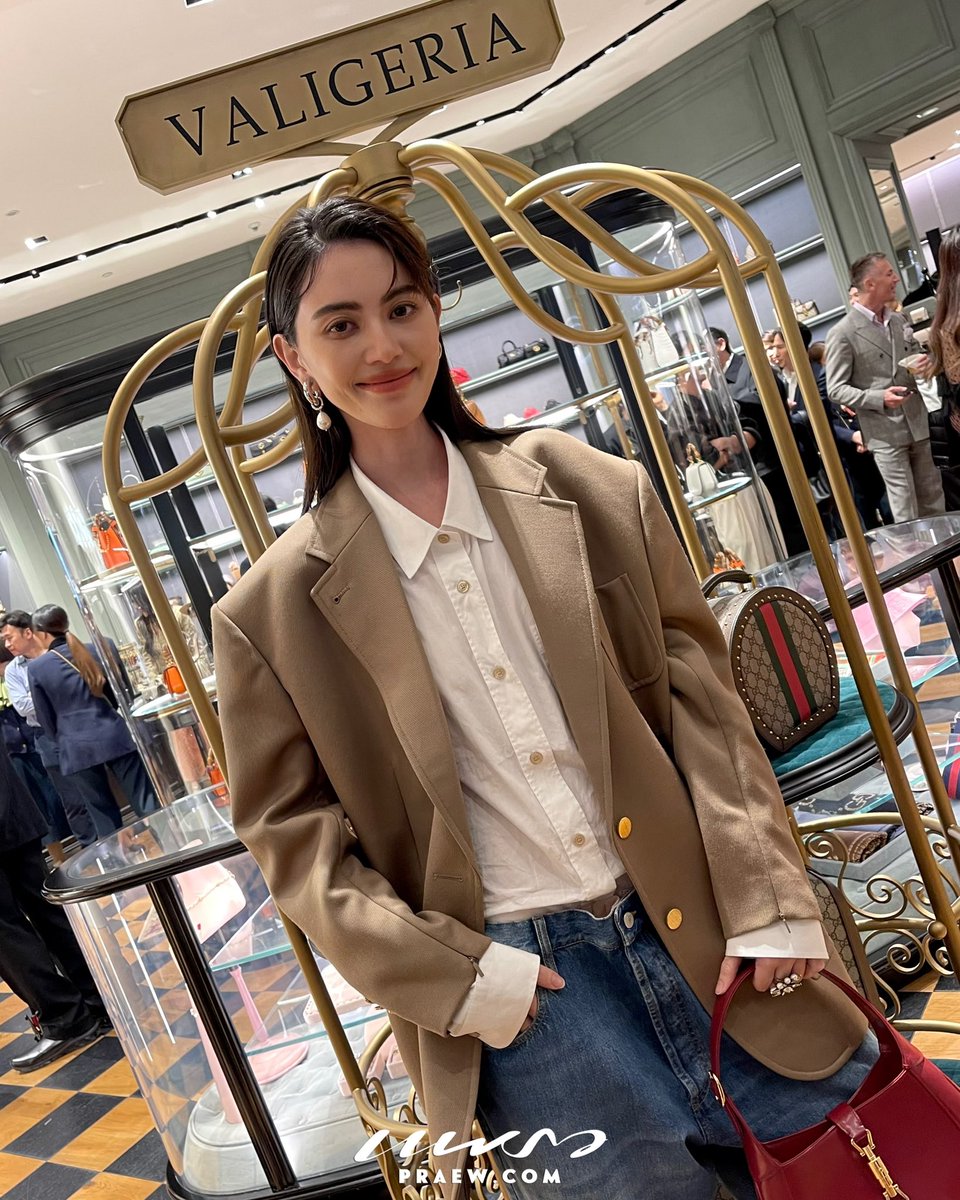 Praewdaily's tweet image. Friend of House ใหม่ ดาวิกา, กลัฟ คณาวุฒิ พร้อมด้วยศิลปินสุดฮ็อต เก้า สุภัสสรา และ บลู พงศ์ทิวัตถ์ พาเช็คอิน “Gucci Valigeria” คอลเล็คชั่นที่จะมาเติมเต็มประสบการณ์ของการเดินทางอย่างมีสไตล์

#Gucci #GucciValigeria #GulfKanawut #Davikah #Blue_Pongtiwat #Supassra_sp