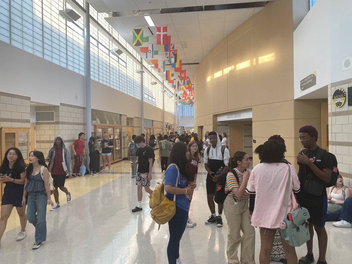 Go Go Mustangs! Smooth opening at Metea this morning. Students were happy to see each other and staff. Staff were ready to begin. @ipsd204 @meteavalley