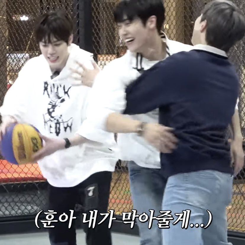 chyamcha's tweet photo. 뜨거운 코트를 가르며🏀🔥

#엔플라잉 #NFying #이승협 #차훈 #유회승 https://t.co/NWZFN0FJFR