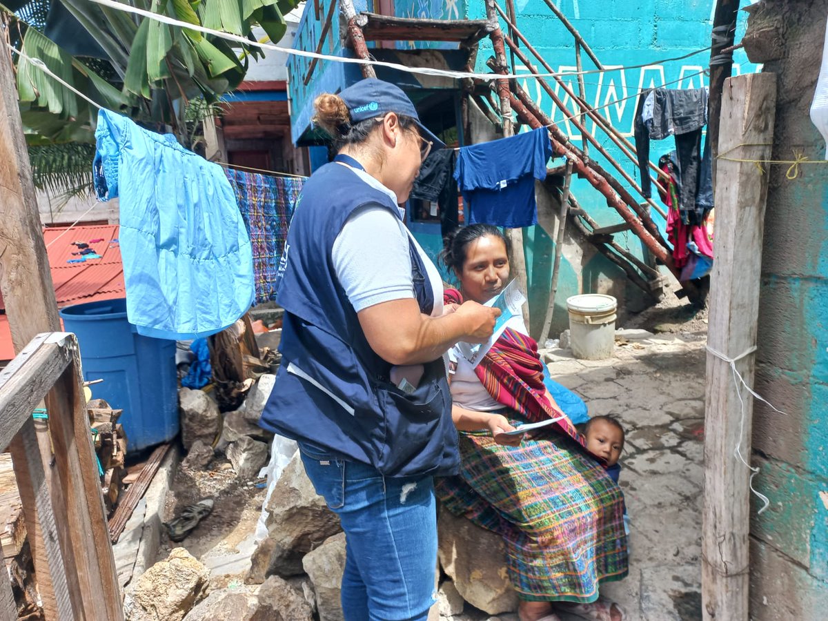 El equipo conformado por la #COMUSAN de Santa Catarina Palopó se organizó para apoyar al Ministerio de Salud en la distribución del #AlimentoComplementario #Nutriniños. Se aprovecha a promover la Crianza con Amor, como parte del plan de comunicación. #PorMasFamiliasSaludables