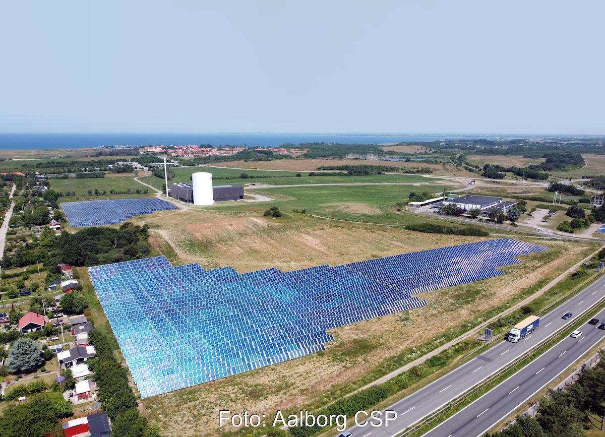 Solarserver's tweet photo. Aalborg CSP integriert 10-MW-Wärmepumpe in Fernwärme-System: Der dänische Spezialist für erneuerbare Energien Aalborg CSP hat einen weiteren Auftrag für ein integriertes Wärmepumpensystem für die Erzeugung von Fernwärme erhalten. Foto: Aalborg CSP https://t.co/kY61EhgtIu https://t.co/vR4NgavvIU